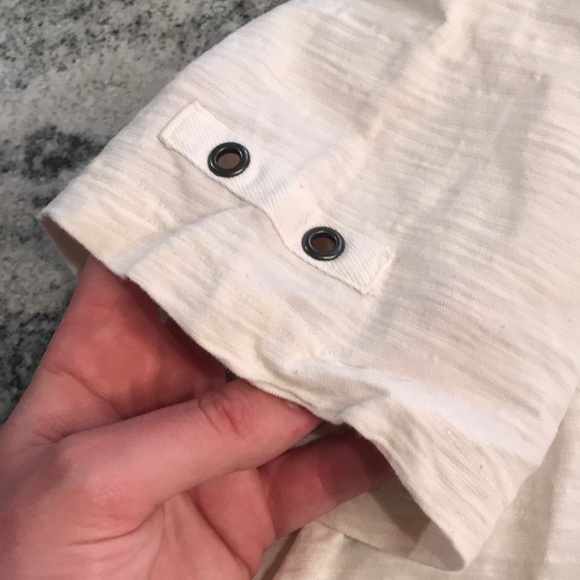 Mens GUESS white V-neck - Picture 3 of 3